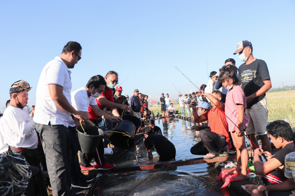 Sekda Ajak Masyarakat Jaga Kebersihan Irigasi Subak